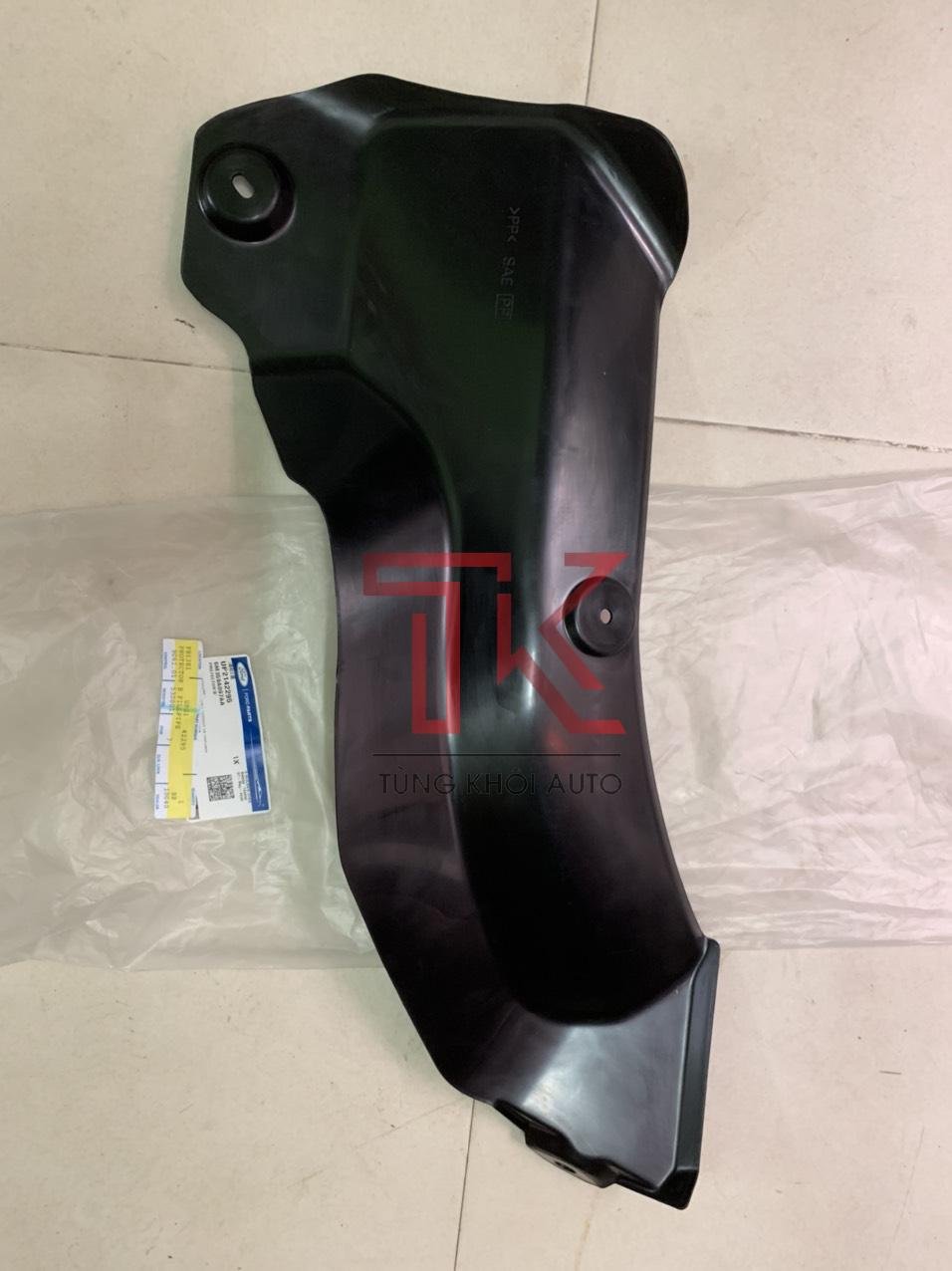 z2509599189881_25d9bd995763f50fdfd6c03a69d17430 tấm ốp cổ đổ dầu máy trong hốc xe everest