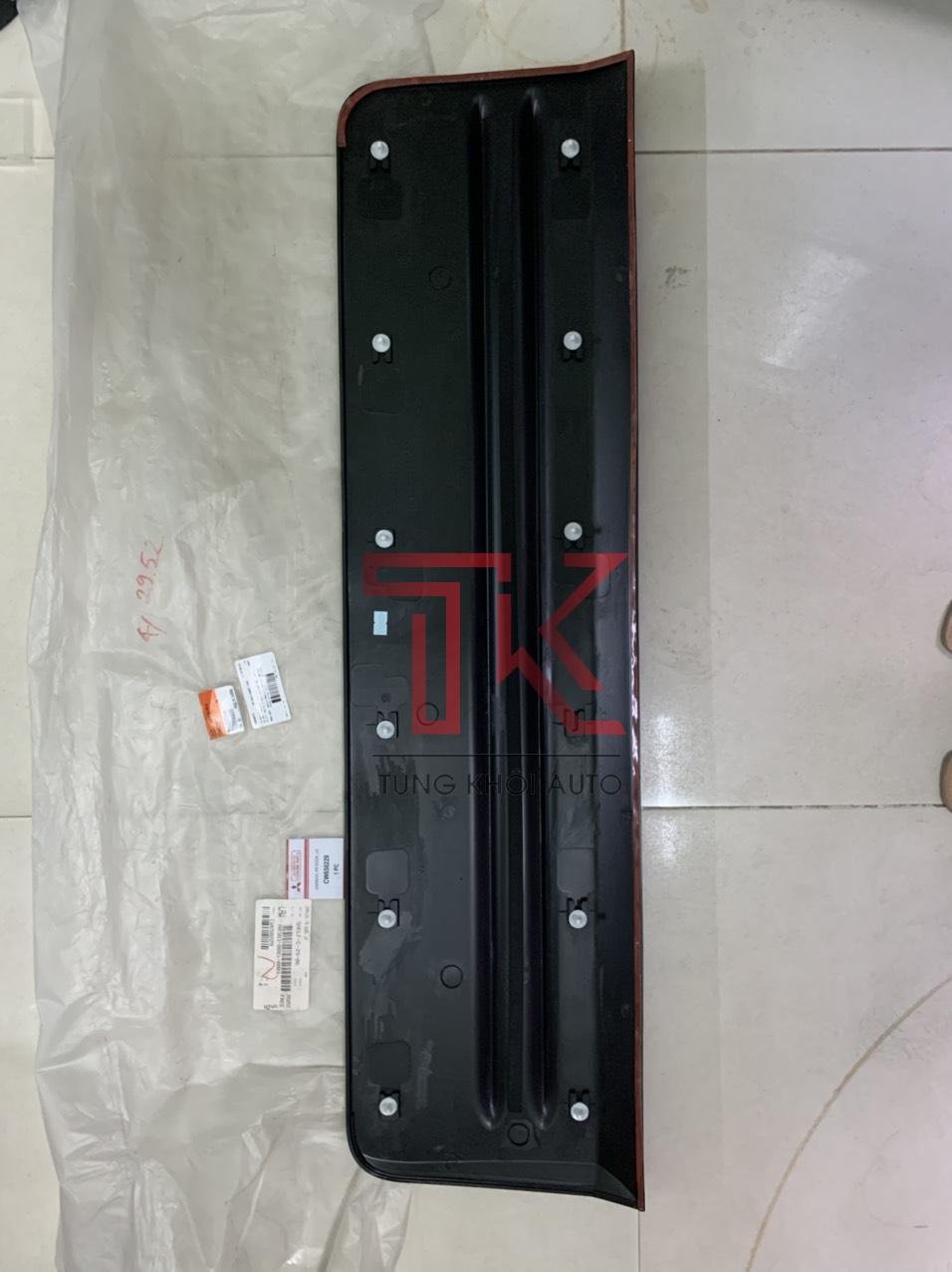 ỐP CỬA TRƯỚC MITSUBISHI JOLIE (4)