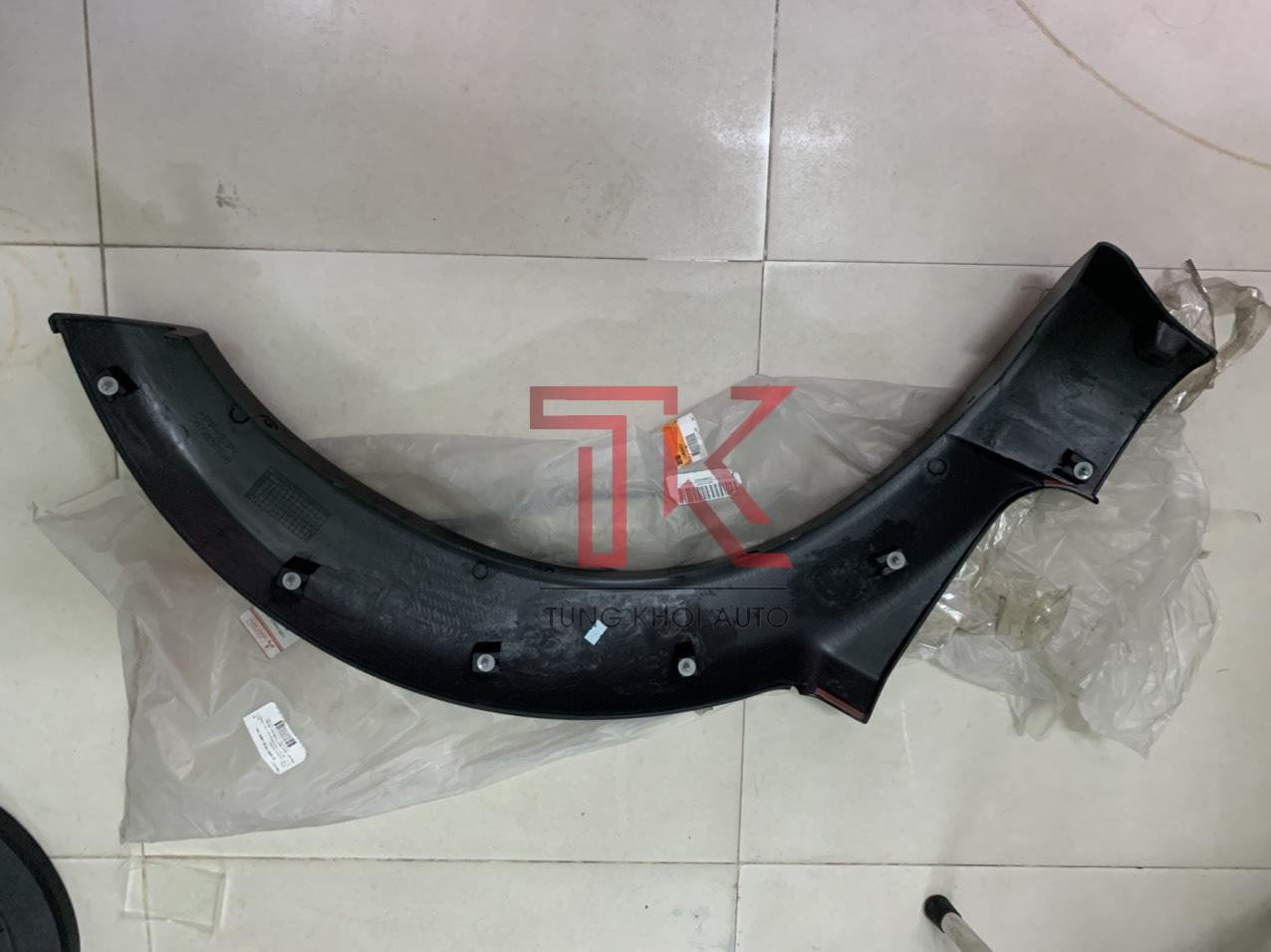 ỐP PHỒNG TAI XE MITSUBISHI JOLIE (4) ỐP PHỒNG TAI XE MITSUBISHI JOLIE
