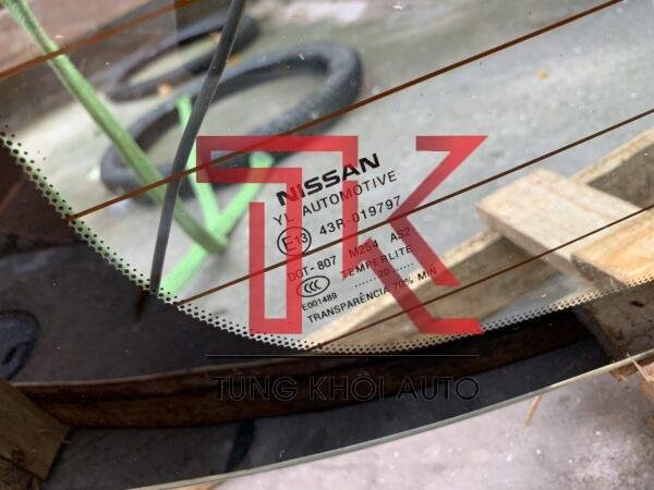 Kính chắn gió sau Nissan Livinal 2010 cao cấp có sấy