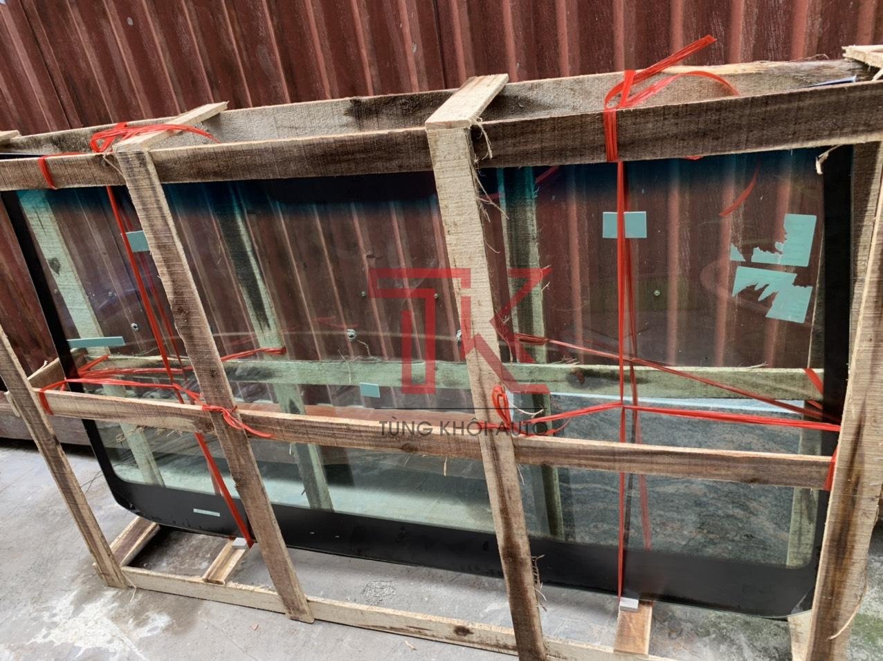 kính chắn gió huyndai starex