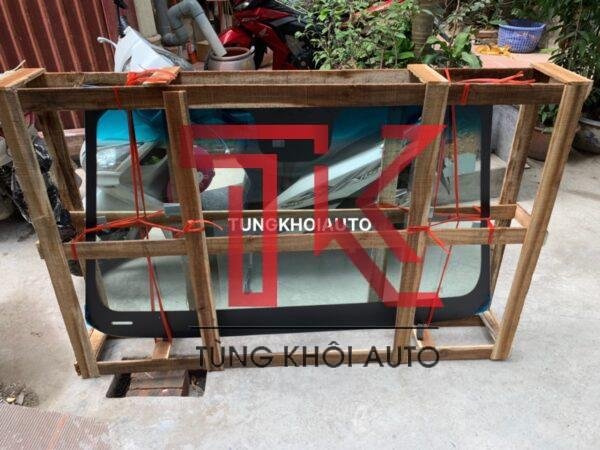 kính chắn gió trước laceti